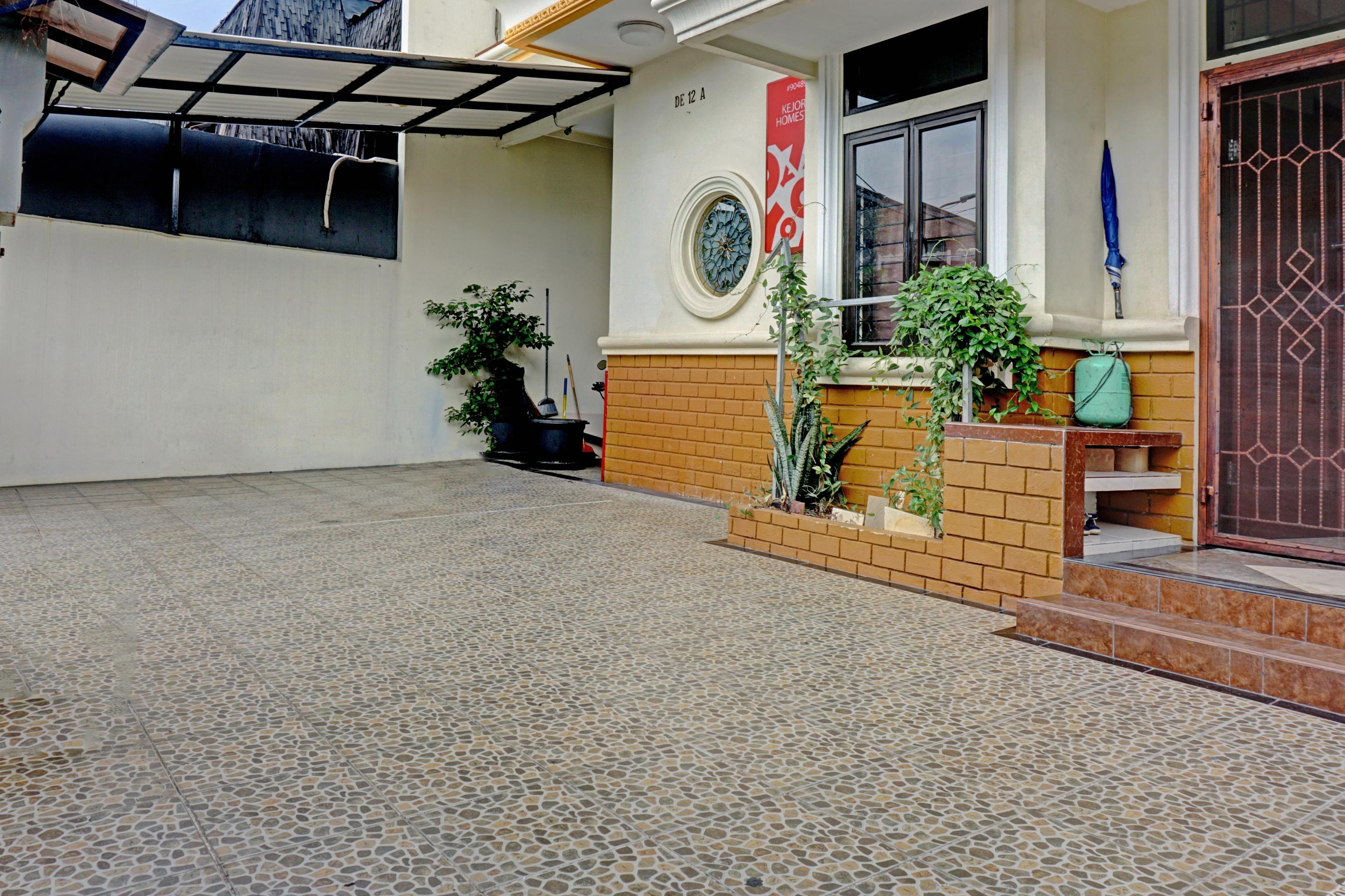Oyo 90489 Kejora Homestay จาการ์ตา ภายนอก รูปภาพ
